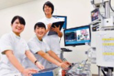 川崎医療福祉大学 手術室を再現した環境で、人工心肺などの生命維持装置の操作・メンテナンス方法を学びます