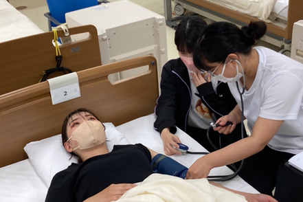 千葉科学大学 「予防医学・セルフケア演習」ベッドが並んだ病室を模した演習室で、血圧測定や経皮的酸素分圧測定を習います。