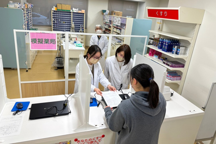 千葉科学大学 「事前実務実習」薬局経営者の助言を入れて作った模擬薬局で、患者様とのやりとりを実地に練習します。